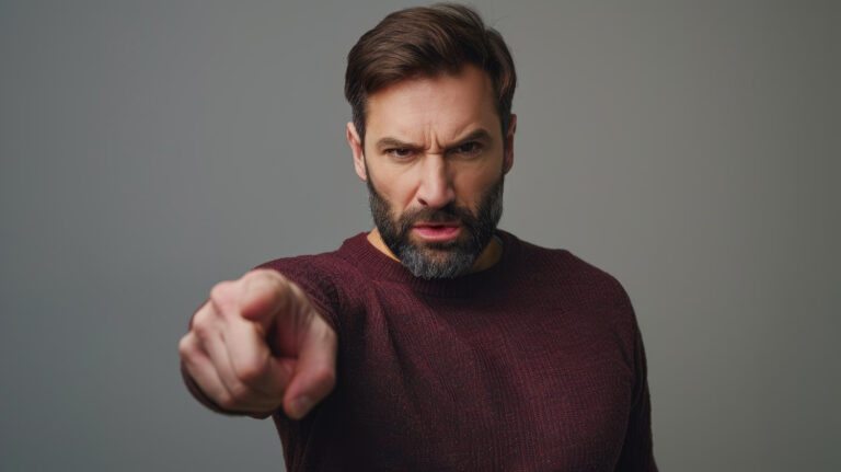 Como ferir o ego de um homem orgulhoso: estratégias e efeitos