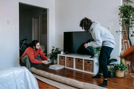 Fios aparentes e bagunça no painel: como organizar os cabos e acessórios da TV?